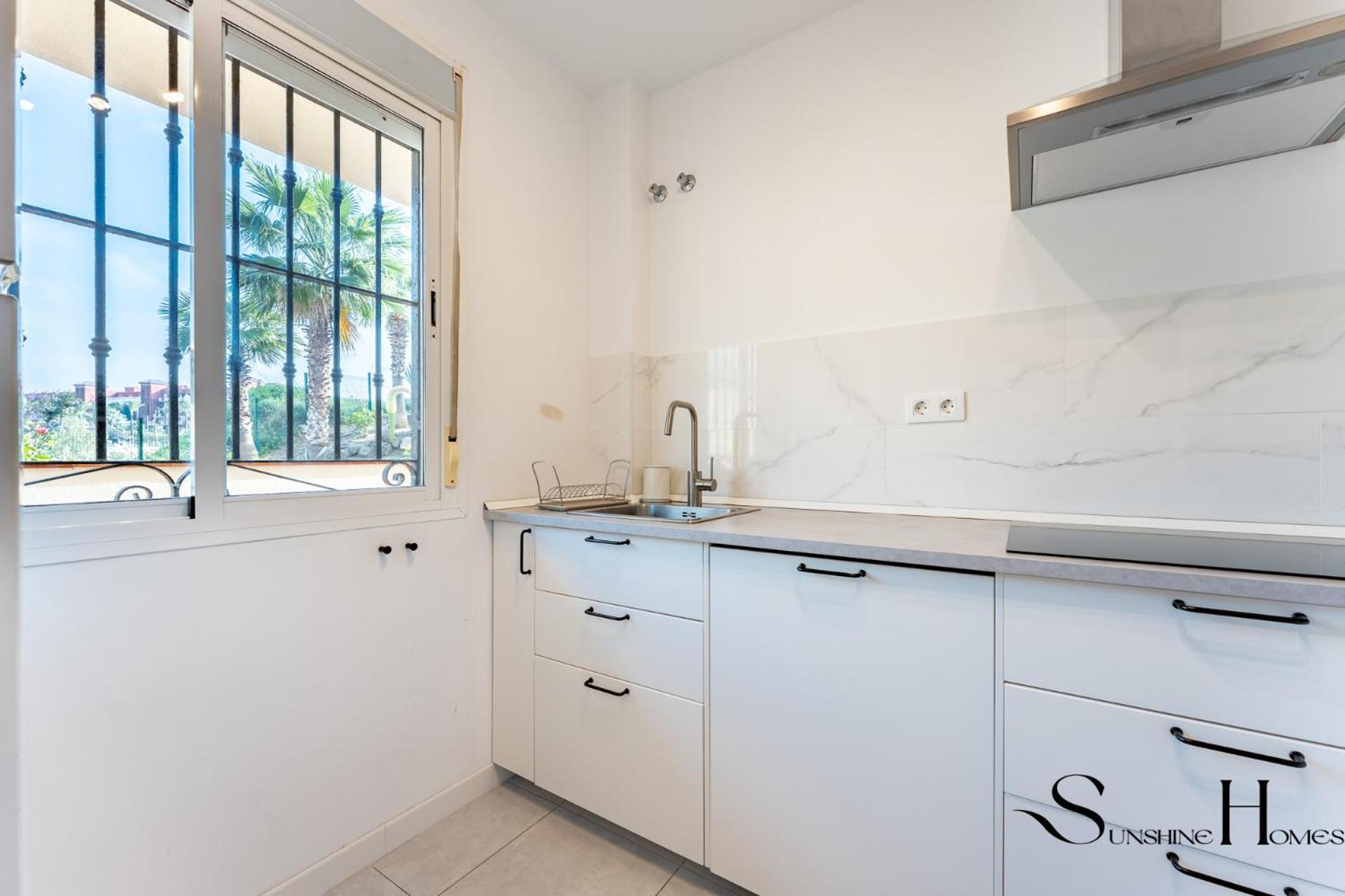 Beachside Retreat With Private Terrace เบนัลมาเดนา ภายนอก รูปภาพ